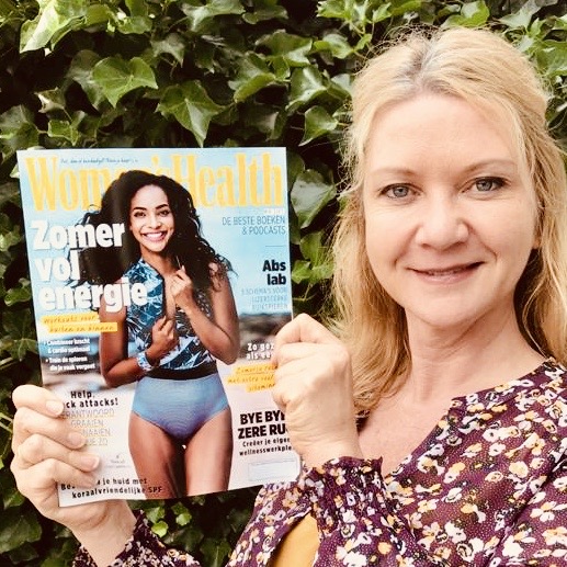 Astrid Koole houdt het magazine Women's Health in haar handen. In de uitgave van juni 2020 staat het collageen kookboek.
